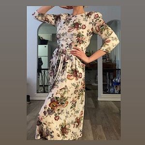 Adorable Vintage Floral Dress With Pockets!